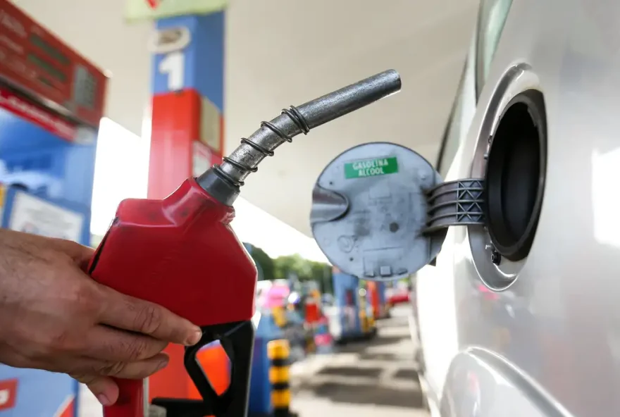 Gasolina fica estável, etanol em queda e diesel em alta na primeira quinzena de março em Goiás