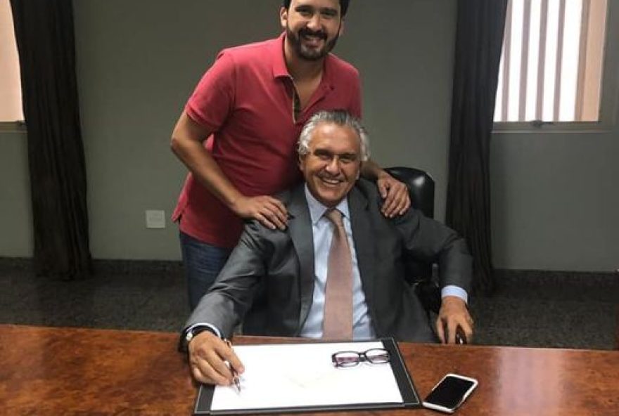 Governador Caiado ao lado do filho mais novo, Ronaldo (Foto: Reprodução / Facebook)