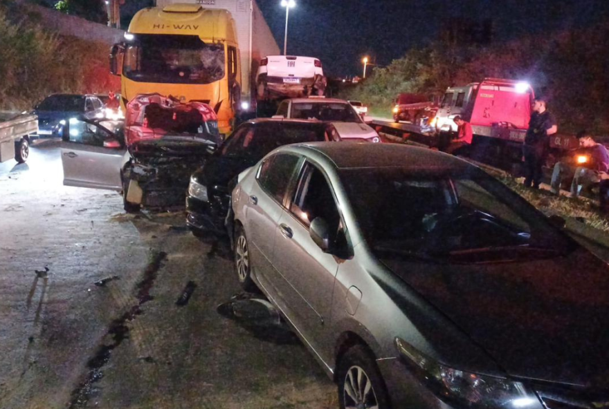 Acidente envolveu uma carreta e cinco carros de passeio (Foto: PRF)