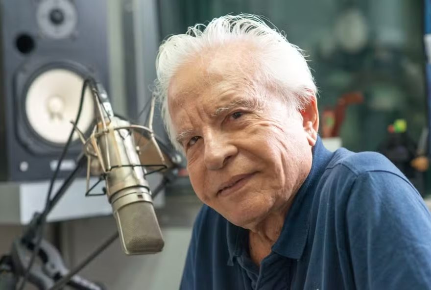 Cid Moreira, um dos rostos mais icônicos da televisão brasileira, faleceu aos 97 anos. Conheça sua vida, carreira e legado no jornalismo. (Foto: Reprodução)