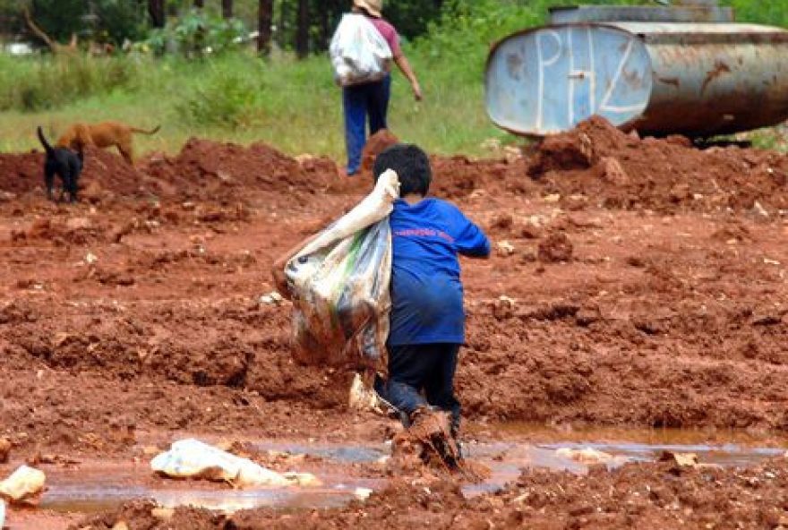 Pelo menos 32 milhões de meninos e meninas no Brasil vivem na pobreza. O número representa 63% do total de crianças e adolescentes no país e abarca a pobreza em diversas dimensões: renda, alimentação, educação, trabalho infantil, moradia, água, saneamento e informação.