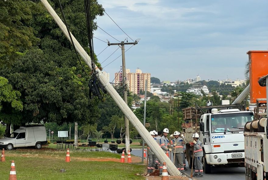 Poste ficou destruído após acidente em Anápolis (Foto: DE)