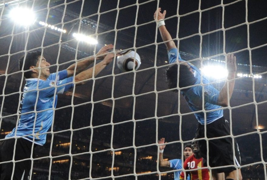 15-anos-da-vitoria-do-uruguai-sobre-gana-na-copa-do-mundo-de-20103A-suarez-e-a-defesa-historica