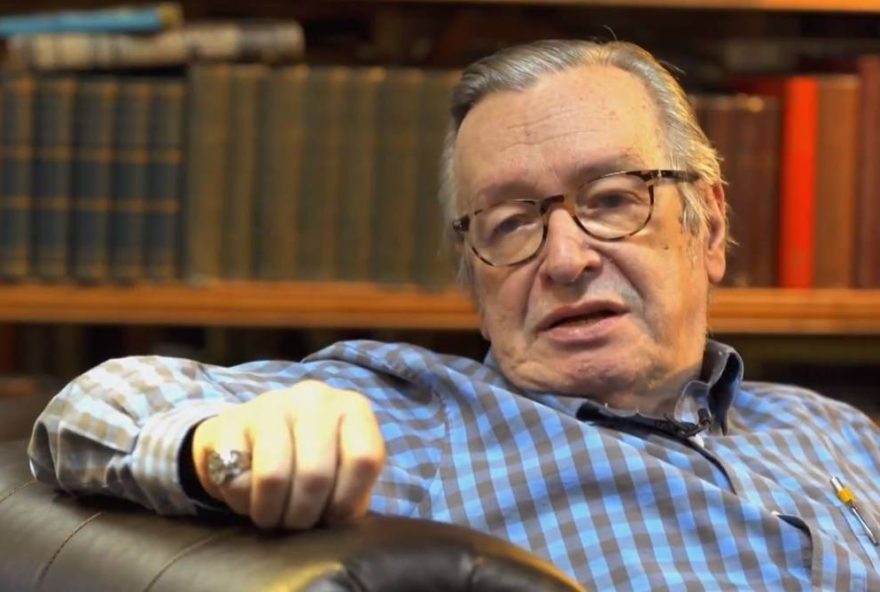 Olavo de Carvalho foge do Brasil, após intimação da PF