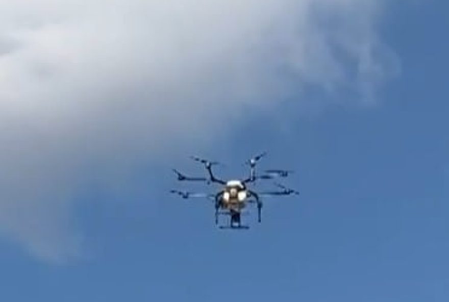 Drone joga substância com mau-cheiro em evento de Lula e Kalil em Uberlândia (Foto: Reprodução / TV Integrada)