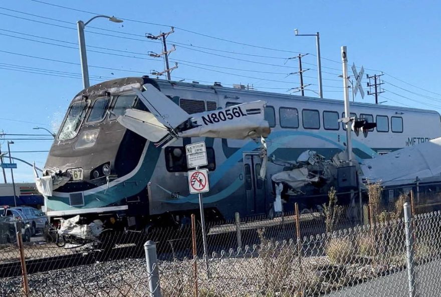 Vídeo: Piloto faz pouso forçado e é salvo segundos antes de colidir com trem, nos EUA