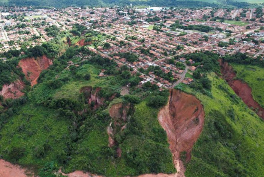 Voçorocas Afetando Casas no Maranhão