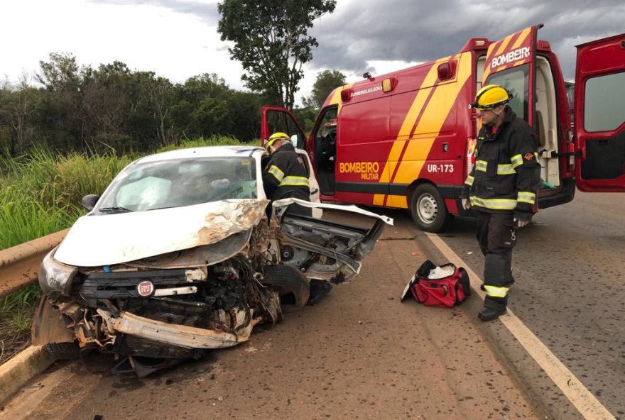 Carro ficou totalmente destruído com o acidente. (Foto: Divulgação/Corpo de Bombeiros)