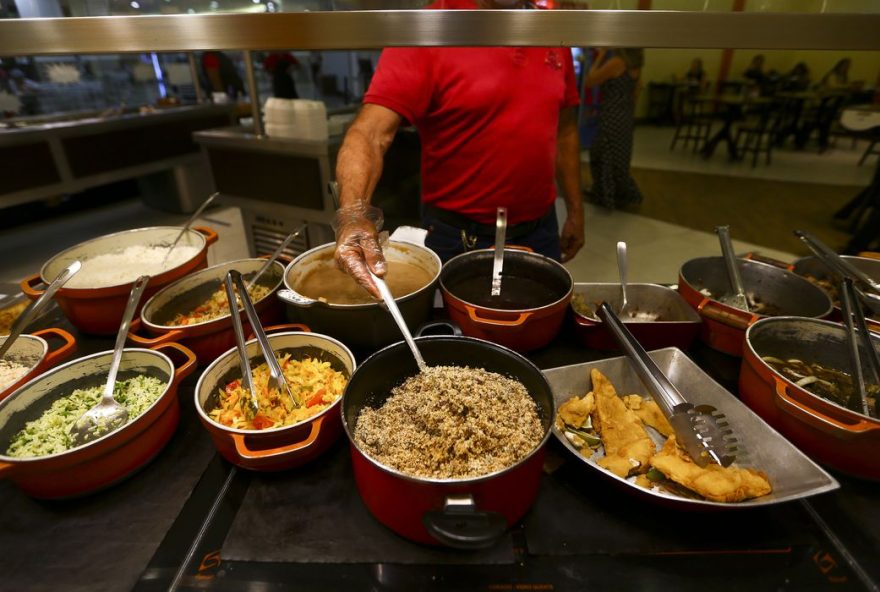 Custos em alta levaram ao fechamento de 40% dos restaurantes a quilo no Brasil. (Foto: Marcelo Camargo/Agência Brasil)