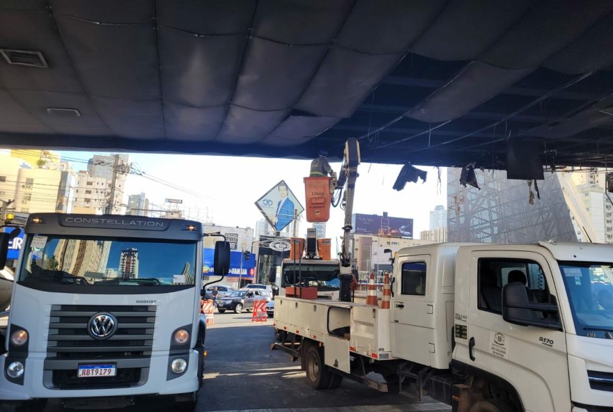 Placas danificadas do viaduto da T-63 começaram ser retiradas (Foto: Secom/ Goiânia)