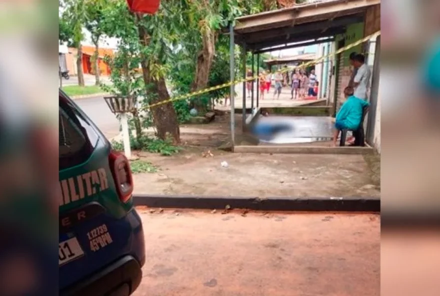 Corpo foi encontrado em porta de comércio com perfurações por faca. (Foto: Reprodução)