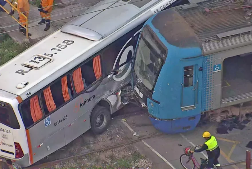 Acidente entre ônibus e trem deixa 19 pessoas feridas, no Rio de Janeiro