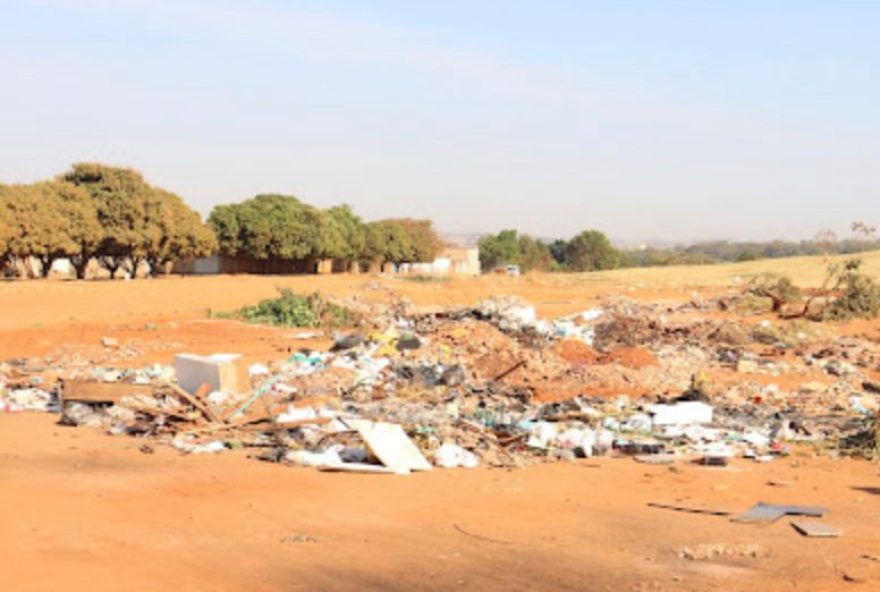 Prefeitura de Goiânia recolhe, por mês, 45 mil toneladas de entulhos das vias públicas (Foto: Luciano Magalhães/Comurg)