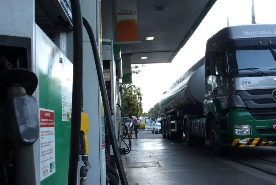 Desde julho do ano passado, os aumentos sobre o diesel causaram reação de caminhoneiros de todo o País e ajudaram a encarecer alimentos e produtos transportados por esse modal. (Foto: Marcello Casal/Agência Brasil)