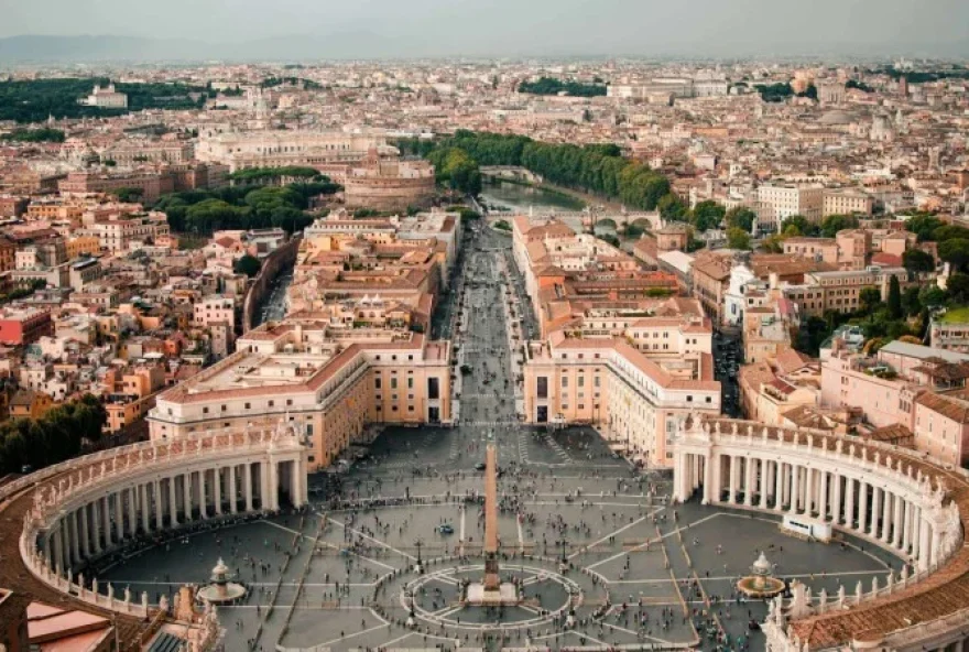 Cada vítima desembolsou aproximadamente R$ 15 mil com o sonho de participar do Jubileu da Esperança, uma das celebrações mais importantes da Igreja Católica - (crédito: Caleb Miller/Unsplash)