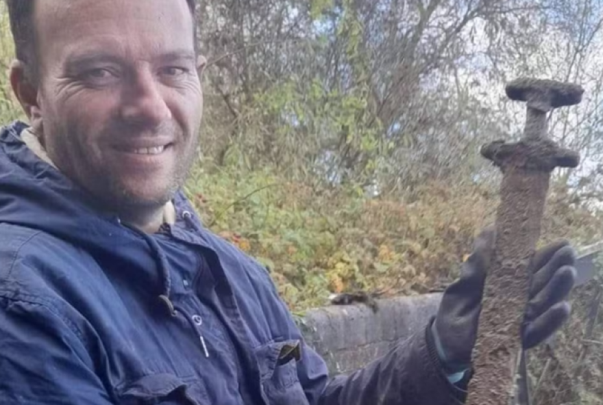 O inglês Trevor Penny encontrou uma espada viking enferrujada de mais de mil anos, durante uma pesca magnética no rio Cherwell
(Foto: Reprodução/ Facebook