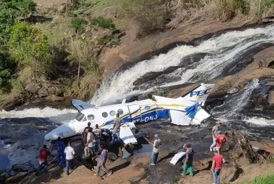 A possibilidade de erro dos pilotos teria duas duas explicações, sendo uma delas já descartada pelos investigadores. (Foto: CBMMG/Divulgação)