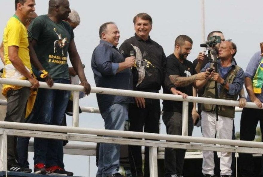 1_presidente_bolsonaro_fala_a_apoiadores_apos_passeio_de_moto_pelo_rio_de_janeiro23052101410-6671952