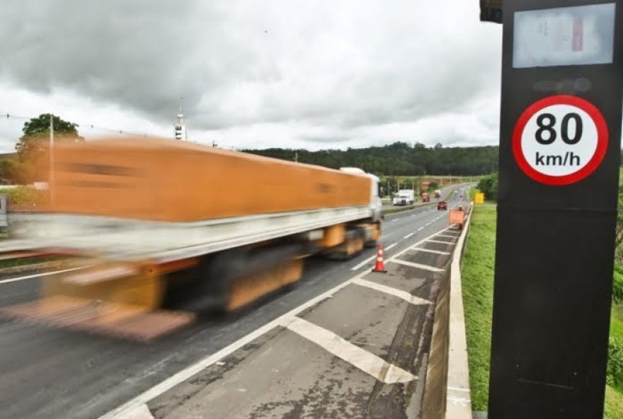 De acordo com CTB, multas variam entre  R$ 130,16 e R$ 293,47, além de aplicação de pontos na CNH.(Foto: Agência Brasil)