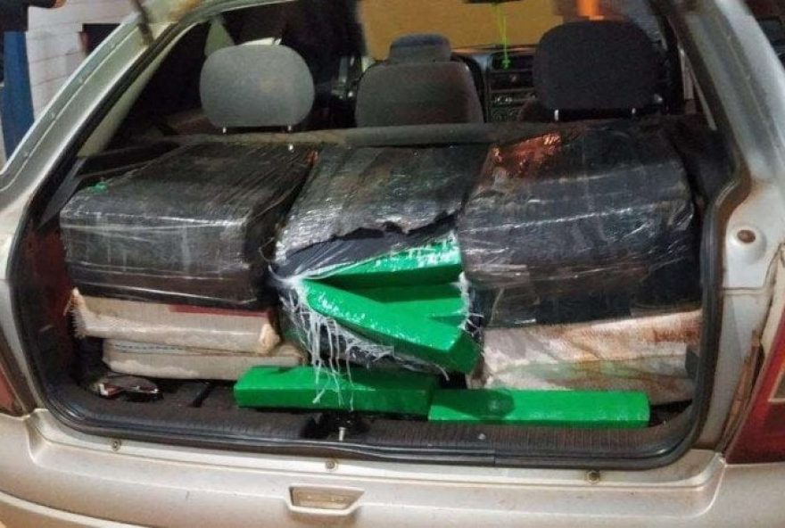 Aos agentes, o menor disse que estava transportando a maconha do MS para Brasília. Ele receberia R$ 5 mil após a entrega.