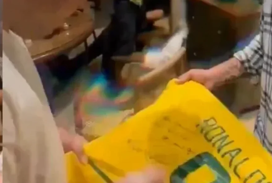 Ronaldo reconhece camisa falsificada e viraliza na internet: “vou pegar uma dessa”. (Foto: Reprodução)