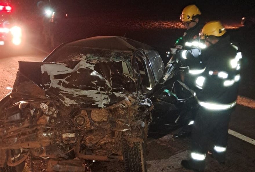 O Corpo de Bombeiros removeu o corpo do motorista e fez a limpeza da pista devido ao vazamento de óleo | Foto: Divulgação/Corpo de Bombeiros