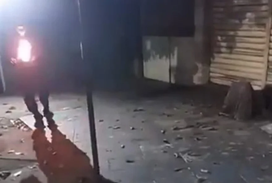 Adolescente é apreendido suspeito de incendiar morador de rua no RJ e transmitir ao vivo
Um adolescente de 17 anos foi apreendido nesta quinta-feira (20) sob suspeita de incendiar um morador de rua no Rio de Janeiro. O crime ocorreu na madrugada de terça (18), em Jacarepaguá, e foi transmitido ao vivo em uma rede social.
O jovem, segundo a polícia, é integrante de um grupo voltado à prática e incitação a crimes de ódio. A quadrilha já vinha sendo monitorada.
A vítima foi identificada como Ludierley Satyro José, 46, e está internada no Hospital Estadual Lourenço Jorge, na Barra da Tijuca. O estado de saúde ainda não foi divulgado.
Nas imagens, o jovem aparece de máscara e acendendo dois artefatos que a polícia acredita serem sinalizadores; em seguida, ele joga em cima do morador de rua que dormia no chão de uma calçada, envolto em um cobertor. As chamas rapidamente se alastram.
Segundo os investigadores, um parente do menor foi quem procurou a delegacia e ajudou na apreensão. O adolescente foi localizado na casa da avó, no mesmo bairro onde ocorreu o crime.
Em nota, a Polícia Civil informou que “foi cumprido um mandado de busca e apreensão por fatos análogos aos crimes de tentativa de homicídio triplamente qualificado e associação criminosa, além da prática de apologia ao nazismo”.
“Com o adolescente, os policiais ainda apreenderam um aparelho celular com conteúdo de pornografia infantil e apologia ao nazismo. Por esse fato, ele ainda foi autuado em flagrante por ato infracional análogo ao crime de armazenamento de conteúdo pornográfico infantil”, acrescentou a corporação.