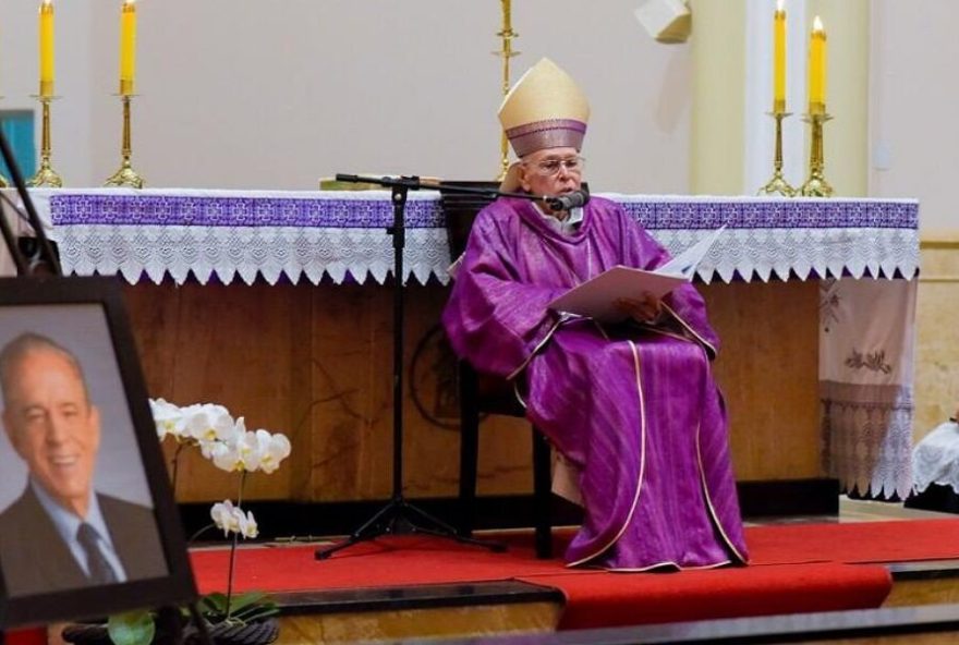 A missa de 7° dia foi celebrada pelo arcebispo de Goiânia, Dom Washington Cruz e contou com a presença de familiares, amigos e políticos.