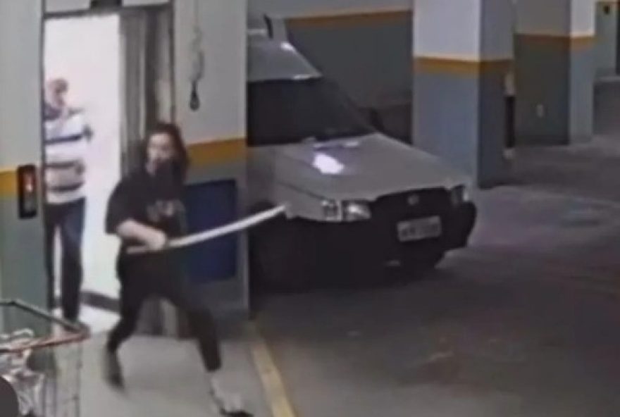 Homem perseguiu suspeitos com uma espada japonesa chamada 'katana' para impedir furtos de bicicleta
(Foto: Reprodução/ Redes sociais )