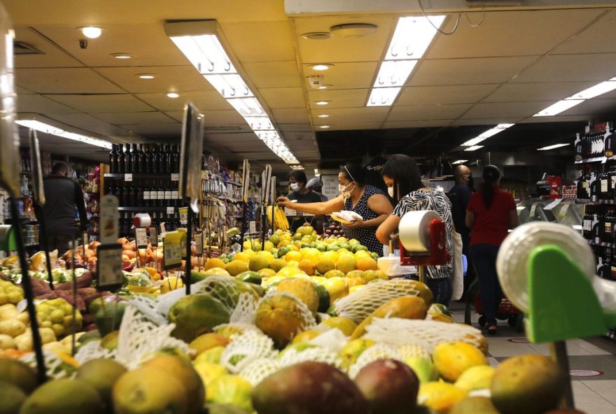 O prato de comida está cada vez mais caro, mas mais vazio.  Dieese apontou alta da cesta em 12 capitais. (Foto: Tânia Rêgo/Agência Brasil)