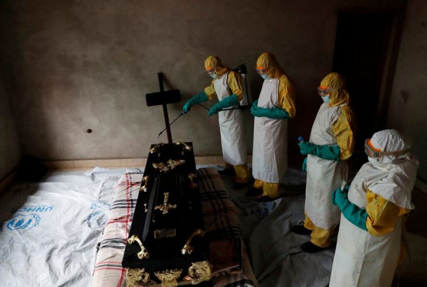 Funcionários do governo tentam combater o Ebola no Congo  

Foto: Goran Tomasevic/REUTERS