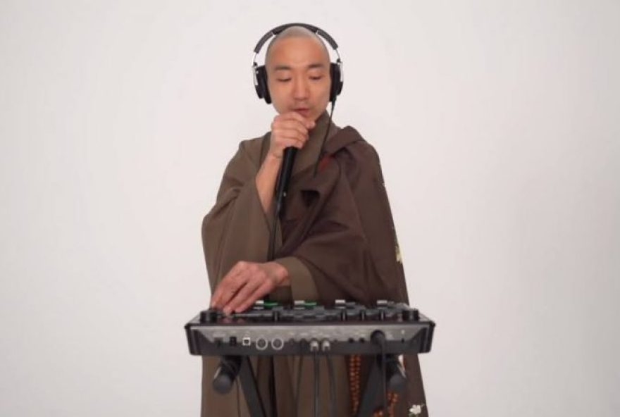 Monge DJ agita pistas de dança na Coreia do Sul com música eletrônica e ensinamentos budistas