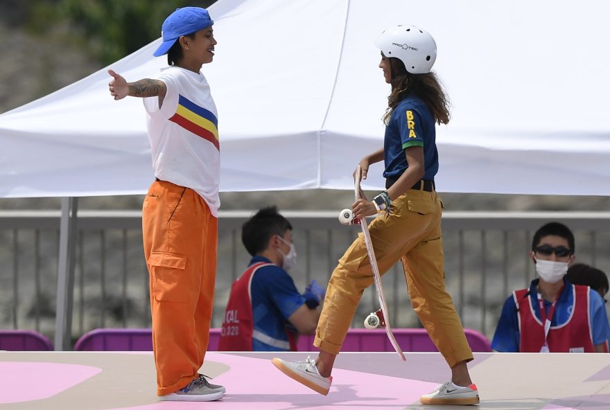 Filipina Margielyn Didal e brasileira Rayssa Leal no skate em Tóquio.
  26/7/2021   REUTERS/Toby Melville