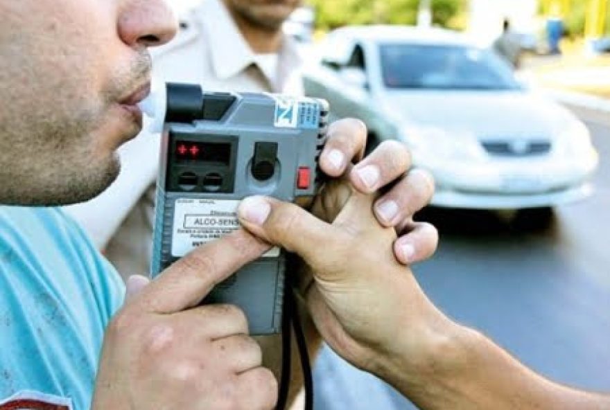 Mais da metade dos motoristas se recusam a fazer o teste de bafômetro. (Foto: Reprodução/Internet)