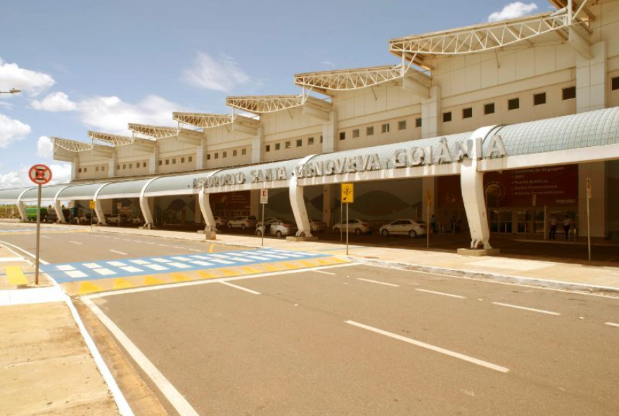 Cerca de 26 voos tiveram que ser cancelados ou ter rotas alteradas devido a enorme nuvem de fumaça que preencheu o céu neste final de semana.(Foto: Reprodução/CCR Aeroportos)