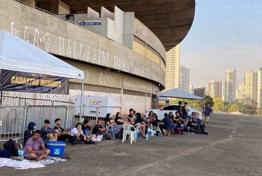 Fãs começam a formar fila para o show desta noite. (Foto: Reprodução/Redes Sociais)