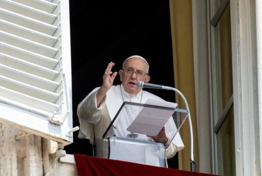 Vaticano Aprova Homens Gays como Padres