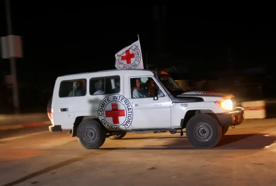 Cruz Vermelha Internacional confirmou que suas equipes começaram a realizar uma operação  para facilitar a libertação  reféns

(Foto: Reprodução/ Agência Brasil)