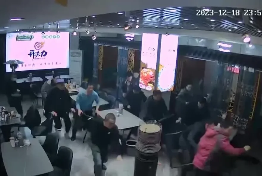 Terremoto de magnitude 6,2 atinge a China e aterroriza clientes de restaurante