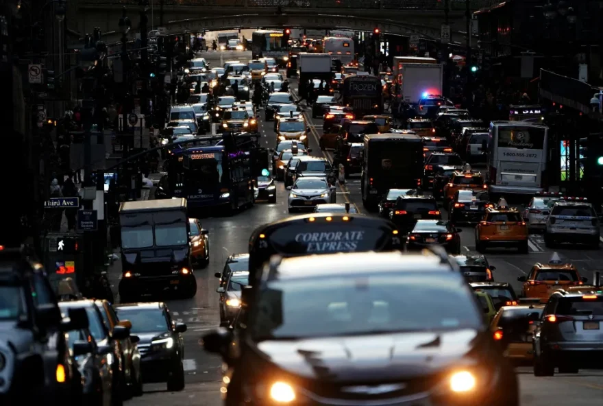 Nova York estreia pedágio para reduzir congestionamento; tarifa custa US$ 9
Em Nova York, a partir deste domingo (5), os motoristas começam a pagar pedágio ao entrar na região central de Manhattan durante os horários de pico, a tarifa cobrada é de US$ 9.
A zona de cobrança automática cobre toda a parte central e sul de Manhattan, em todas as ruas abaixo da rua 60, na divisa do Central Park.
Bairros como Midtown, Village, Chinatown, High Line, Chelsea e Wall Street, entre outros, fazem parte da área do pedágio.
Conhecido como tarifação de congestionamento, o pedágio quer reduzir o trânsito na cidade cada vez mais povoada e, ao mesmo tempo, arrecadar fundos para investir na infraestrutura do transporte público nova-iorquino.
Em entrevista, o presidente e CEO da Metropolitan Transportation Authority, Janno Lieber, disse que estuda essa questão a cinco anos, mas que é notável o problema de trânsito no centro de Manhattan.
“Precisamos tornar mais fácil para as pessoas que escolhem dirigir, ou que precisam dirigir, se locomover pela cidade.”
Cerca de 700 mil veículos circulam pela região todos os dias, de acordo com a secretaria de transportes municipal.
Durante o horário de pico, os motoristas em pequenos veículos comerciais serão cobrados uma taxa de US$ 9, enquanto motociclistas pagarão US$ 4,50 e o valor para os caminhões e onibus varia entre US$ 14,40 e US$ 21,60, a depender do tamanho e função.
Cada veículo será cobrado no sistema E-ZPass apenas uma vez no dia.
O presidente eleito Donald Trump prometeu acabar com o programa quando assumir o cargo, mas não está claro se ele vai seguir adiante. O plano estagnou durante seu primeiro mandato enquanto esperava por uma revisão ambiental federal.
Em novembro, Trump disse que a cobrança de congestionamento “colocará a cidade de Nova York em desvantagem em relação às cidades e estados concorrentes, e as empresas fugirão”.
“Será virtualmente impossível para a cidade de Nova York voltar enquanto o imposto de congestionamento estiver em vigor.”
Outras grandes cidades ao redor do mundo, como Londres e Estocolmo, têm esquemas de preços de congestionamento semelhantes, mas este é o primeiro nos EUA.
A medida estava prevista para o ano passado, com uma cobrança de US$ 15, mas a governadora democrata Kathy Hochul interrompeu o programa antes da eleição de 2024, quando as disputas em áreas suburbanas da cidade foram vitais para que seu partido retomasse o controle do Congresso.
Pouco depois da eleição, Hochul reiniciou o plano, mas com um valor menor.