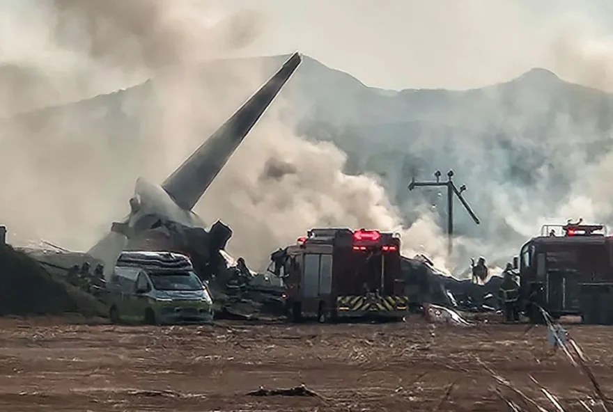 Bombeiros em ação em meio ao acidente no Aeroporto Internacional de Muan, na Coreia do Sul • Yonhap via Reuters