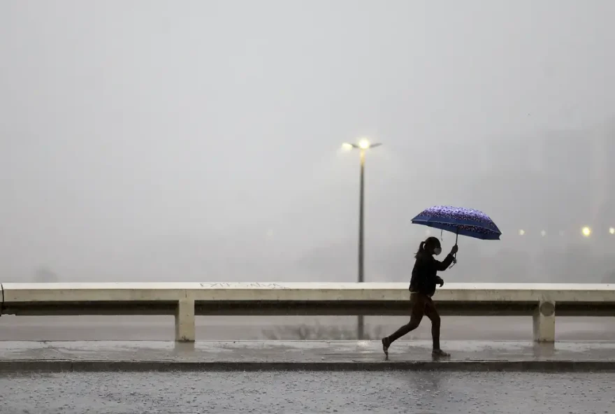 Depois de um novembro marcado por altas temperaturas, o primeiro fim de semana de dezembro promete trazer tempestades, rajadas de vento e raios no estado. Reprodução: Agência Brasil