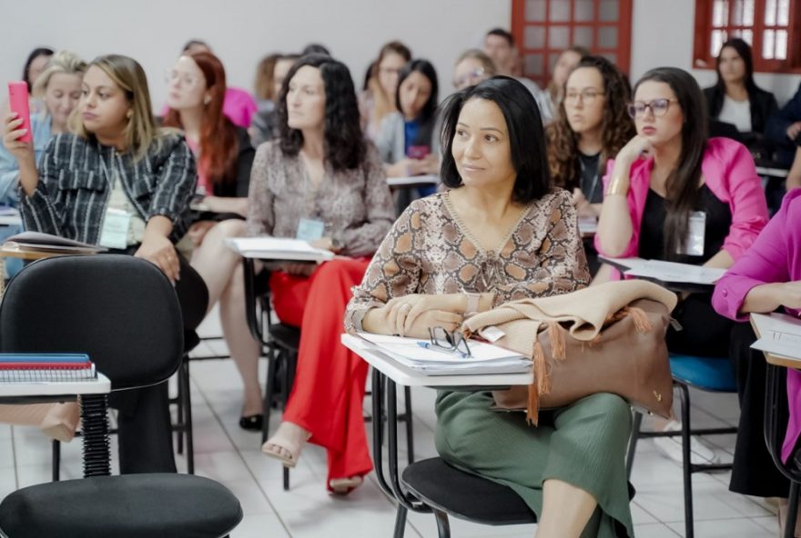 Educadores e profissionais da saúde debatem o projeto Integra Escola-Saúde, em Piracanjuba (Foto: Iron Braz)