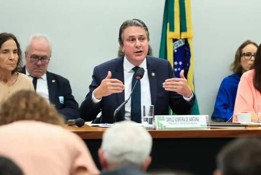 não existe a menor possibilidade de o governo federal interferir ideológica ou politicamente nas questões formuladas para o Exame Nacional do Ensino Médio (Enem).

(Foto: Reprodução/ Agência Brasil)