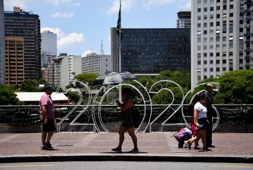 2220263A-laranja-e-vermelho-cores-que-atraem-boas-energias-segundo-cromoterapia-e-numerologia22 2220263A-laranja-e-vermelho-cores-que-atraem-boas-energias-segundo-cromoterapia-e-numerologia22