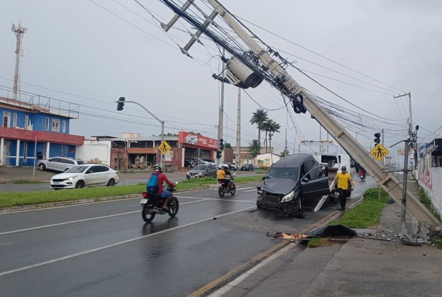 22acidente3A-carro-colide-em-poste-de-alta-tensao-na-estrada-do-aracagi-em-sao-jose-de-ribamar22