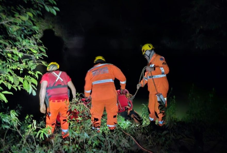 22bombeiros-resgatam-jovens-perdidos-na-mata-com-drone-e-tirolesa22
