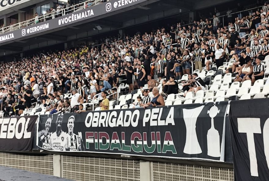 22botafogo-provoca-fluminense-com-faixa-no-estadio-e-anuncia-reforcos-para-temporada-202522