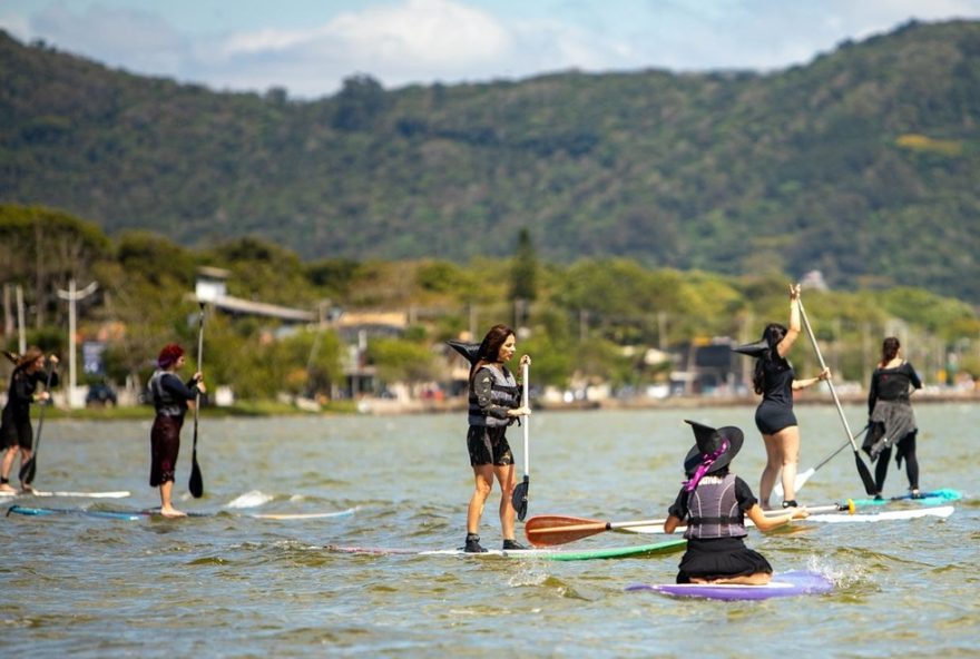 22bruxas22-praticam-stand-up-paddle-juntas-em-florianopolis3A-celebrando-a-historia-da-ilha-da-magia