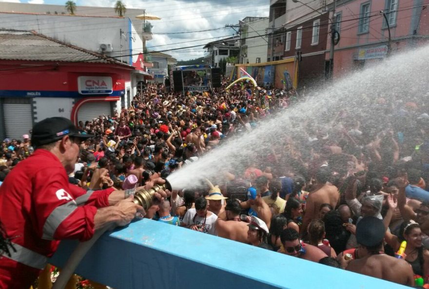 22carnaval-em-nazare-paulista3A-bloco-os-moiados-vai-refrescar-folioes-com-banho-de-mangueira3B-confira-a-programacao22